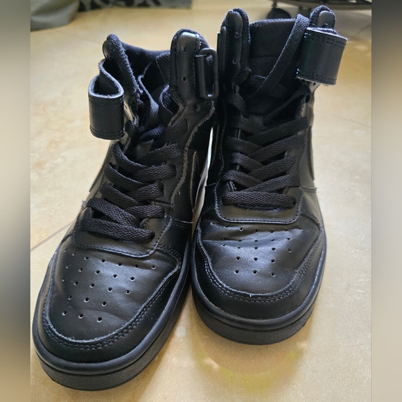 Nike Court Borough Mid 2 Triple Black, boys 6Y - Picture 2 of 7